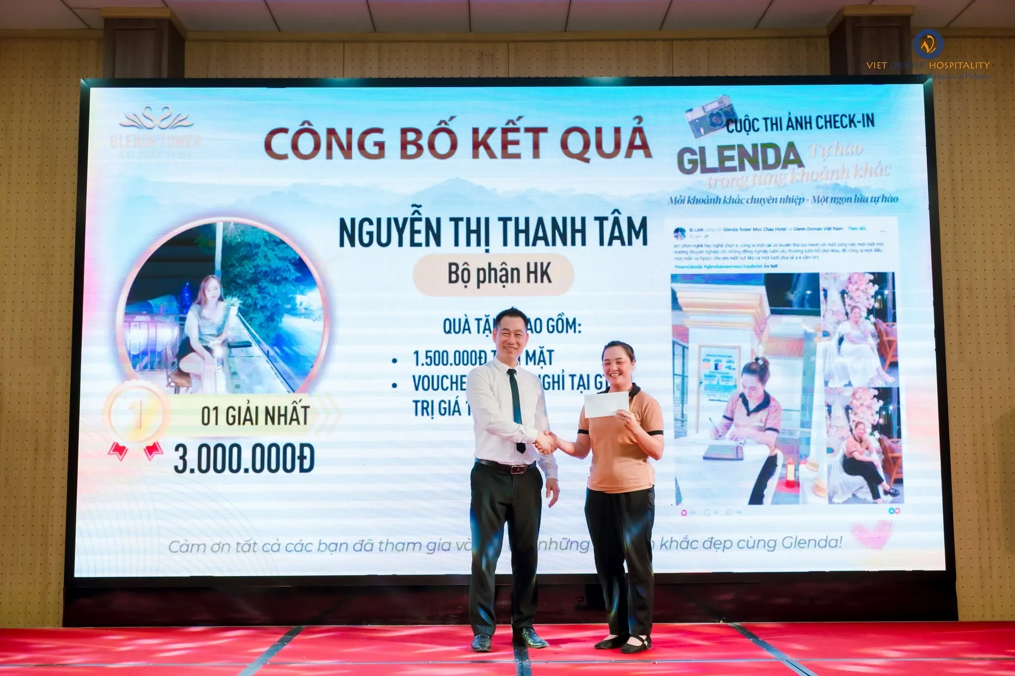 Ông Nguyễn Văn Quảng trao giải cho CBNV đạt giải trong cuộc thi ảnh "Glenda - tự hào trong từng khoảnh khắc"